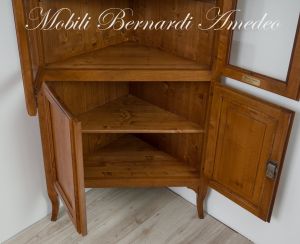 Mobile ad angolo in legno massello di noce stile classico con vetrina