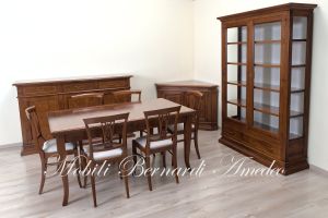 Soggiorno composto da credenza vetrina angolare e tavolo in noce massello arte povera