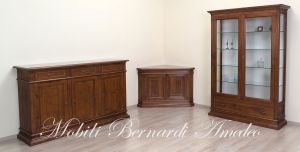 Soggiorno composto da credenza vetrina angolare e tavolo in noce massello arte povera