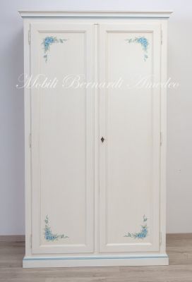 Armadio da camera in legno con 2 ante laccato colore bianco crema con decori floreali