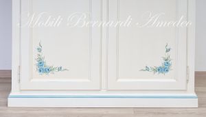 Armadio da camera in legno con 2 ante laccato colore bianco crema con decori floreali