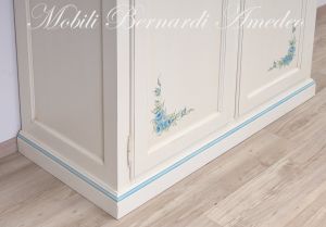 Armadio da camera in legno con 2 ante laccato colore bianco crema con decori floreali