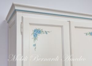 Armadio da camera in legno con 2 ante laccato colore bianco crema con decori floreali