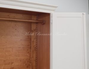 Armadio guardaroba classico a 2 ante finitura bianco anticato con parti interne verniciate tinta legno