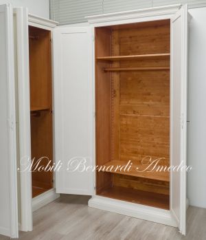 Armadio stile classico in legno massello 2 ante laccato bianco con parti interne verniciate tinta legno