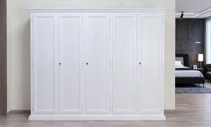 Armadio classico in legno con finitura laccata inserito in un ambiente stile moderno