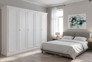Armadio classico in legno con finitura laccata inserito in un ambiente stile moderno
