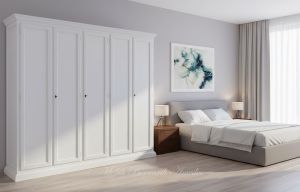 Armadio classico in legno con finitura laccata inserito in un ambiente stile moderno