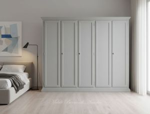 Armadio classico in legno con finitura laccata inserito in un ambiente stile moderno