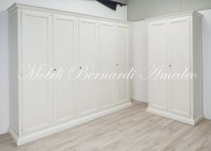 Armadio classico da camera con finitura bianco anticato e interni tinta legno con cassettiera