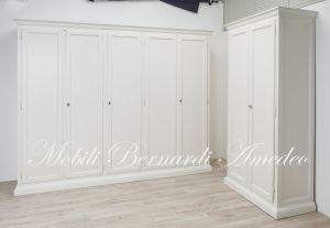Armadio classico da camera con finitura bianco anticato e interni tinta legno con cassettiera