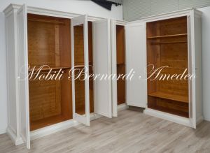 Armadio classico da camera con finitura bianco anticato e interni tinta legno con cassettiera