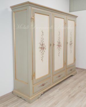 Hand-lacquered wood wardrobe with floral decorations and gold leaf