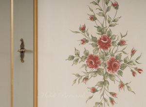Hand-lacquered wood wardrobe with floral decorations and gold leaf