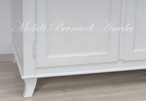 Armadio stile classico finitura laccata bianco anticato con gambe a sciabola