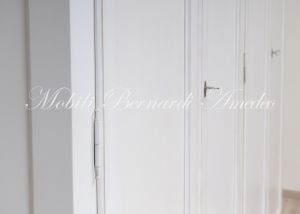 Armadio stile classico finitura laccata bianco anticato con 4 porte in battuta