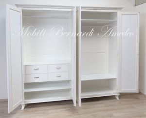 Armadio in legno finitura bianco stile classico con 4 ante e cassettiera interna