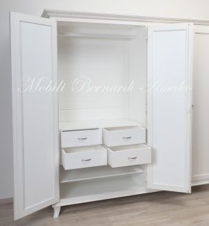 Armadio in legno finitura bianco stile classico con 4 ante e cassettiera interna