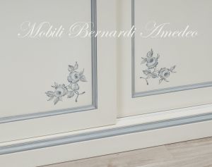 Armadio in legno con ante scorrevoli finitura laccata stile classico colore bianco con decori e profili azzurro tenue