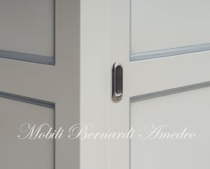 Armadio in legno con ante scorrevoli finitura laccata stile classico colore bianco con decori e profili azzurro tenue