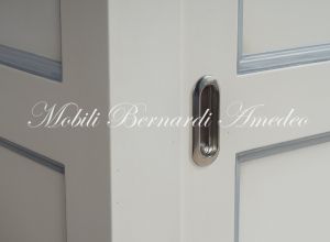 Armadio in legno con ante scorrevoli finitura laccata stile classico colore bianco con decori e profili azzurro tenue