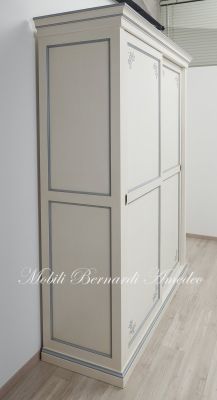Armadio in legno con ante scorrevoli finitura laccata stile classico colore bianco con decori e profili azzurro tenue