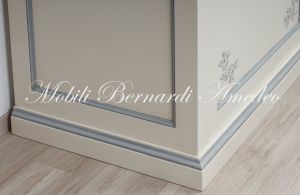 Armadio in legno con ante scorrevoli finitura laccata stile classico colore bianco con decori e profili azzurro tenue