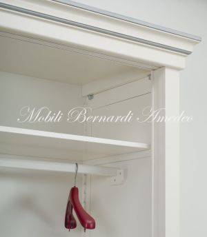 Armadio in legno con ante scorrevoli finitura laccata stile classico colore bianco con decori e profili azzurro tenue