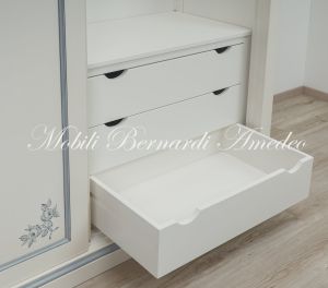 Armadio in legno con ante scorrevoli con cassettiera interna finitura colorata
