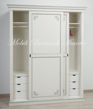 Armadio in legno con ante scorrevoli finitura laccata stile classico colore bianco con decori e profili azzurro tenue