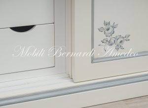 Armadio in legno con ante scorrevoli finitura laccata stile classico colore bianco con decori e profili azzurro tenue