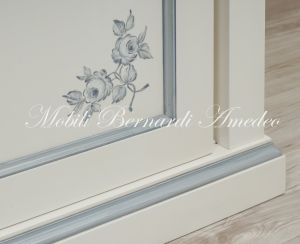 Armadio in legno con ante scorrevoli finitura laccata stile classico colore bianco con decori e profili azzurro tenue