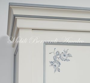 Armadio in legno con ante scorrevoli finitura laccata stile classico colore bianco con decori e profili azzurro tenue