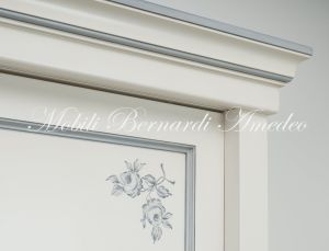 Armadio in legno con ante scorrevoli finitura laccata stile classico colore bianco con decori e profili azzurro tenue