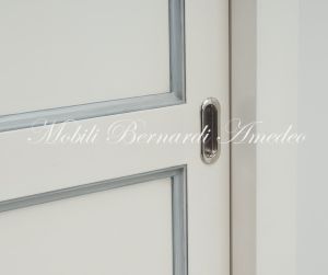Armadio in legno con ante scorrevoli finitura laccata stile classico colore bianco con decori e profili azzurro tenue