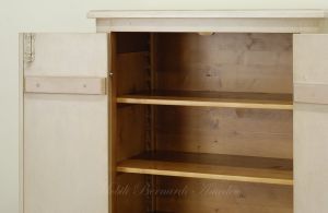 Stipetto armadietto in legno con finitura laccata a pennello colorata