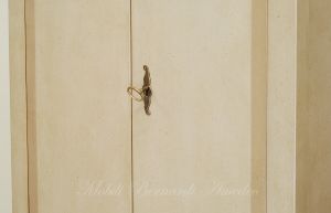 Stipetto armadietto in legno con finitura laccata a pennello colorata
