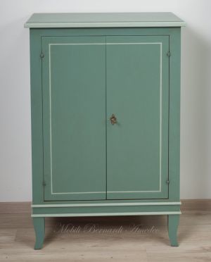 Mobiletto in legno massello finitura laccata colore verde due ante
