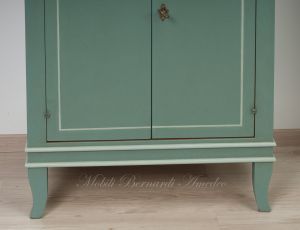 Mobiletto in legno massello finitura laccata colore verde due ante