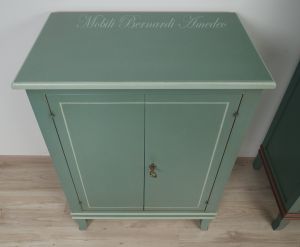 Mobiletto in legno massello finitura laccata colore verde due ante