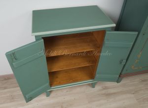 Mobiletto in legno massello finitura laccata colore verde due ante