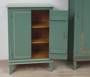 Mobiletto in legno massello finitura laccata colore verde due ante