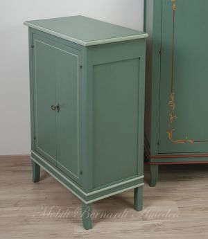 Mobiletto in legno massello finitura laccata colore verde due ante