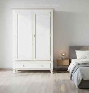 Armadietto da camera o ingresso stile classico finitura laccata bianco inserito in ambiente moderno
