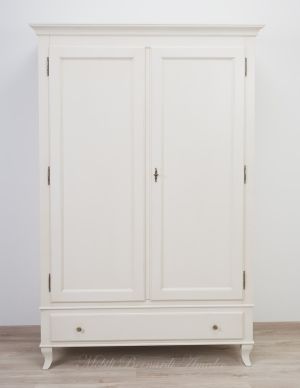 Armadietto stile classico realizzato in legno con finitura colore bianco e interni legno