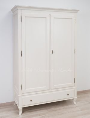 Armadietto stile classico realizzato in legno con finitura colore bianco e interni legno