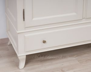 Armadietto stile classico realizzato in legno con finitura colore bianco e interni legno