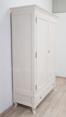 Armadietto stile classico realizzato in legno con finitura colore bianco e interni legno