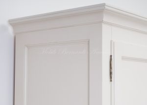 Armadietto stile classico realizzato in legno con finitura colore bianco e interni legno