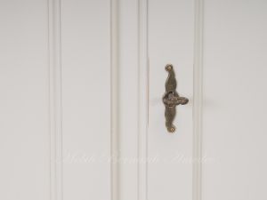 Armadietto stile classico realizzato in legno con finitura colore bianco e interni legno